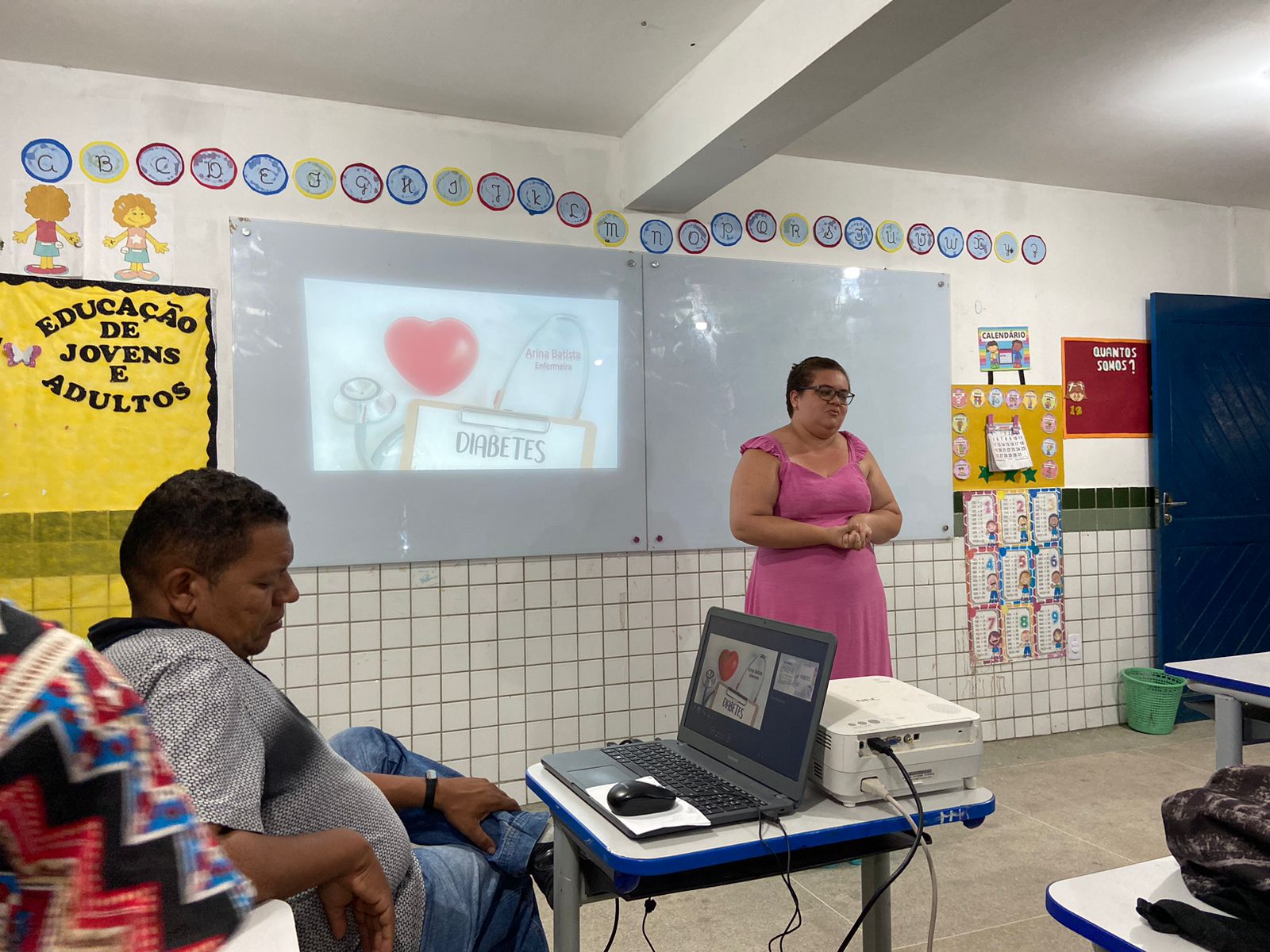 NA ESTIVA DO GERALDO - Prefeitura faz palestras com alunos do EJA sobre violência contra a mulher e saúde pessoal