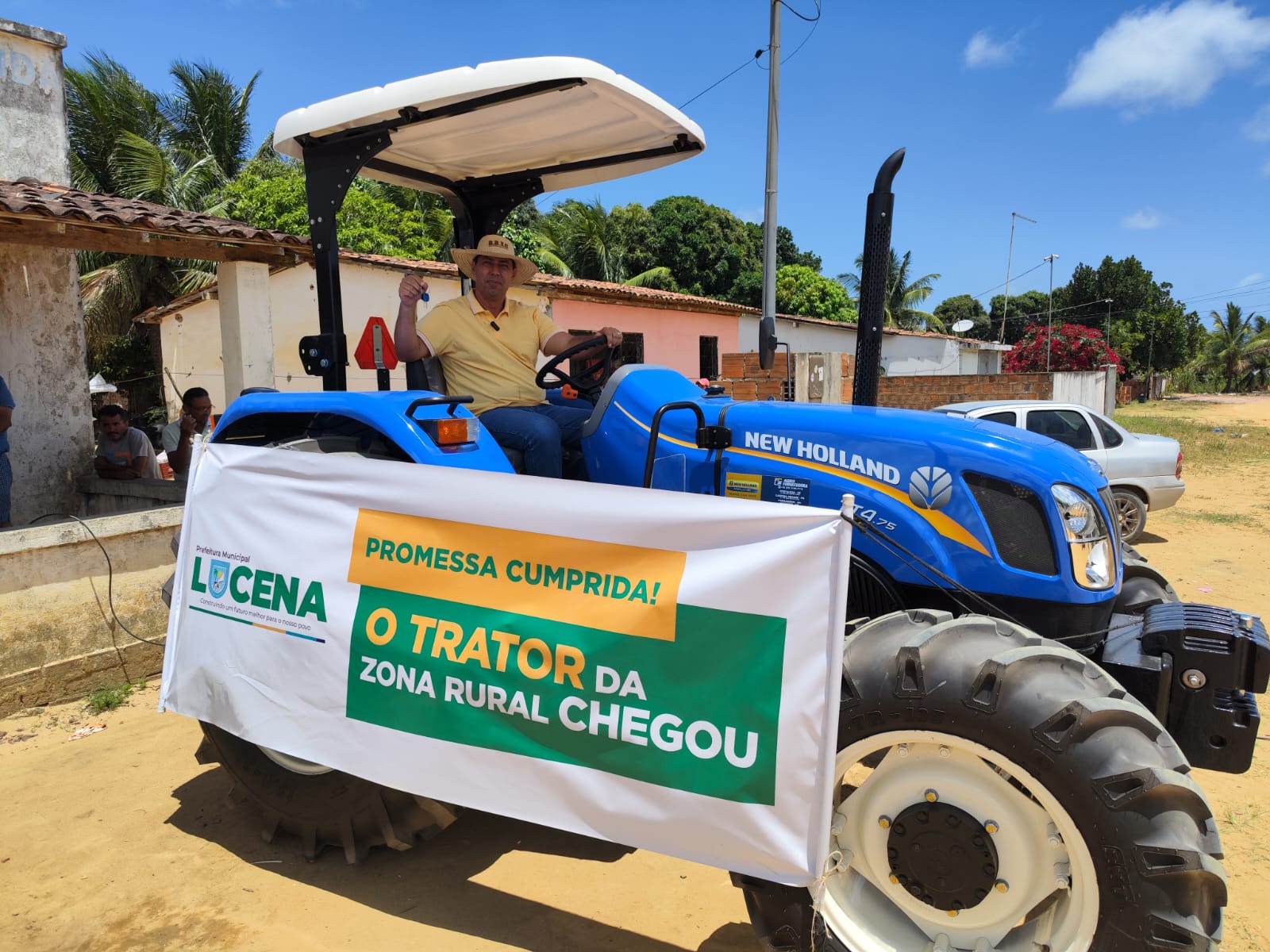 Lucena ganha trator zero kilomêtro